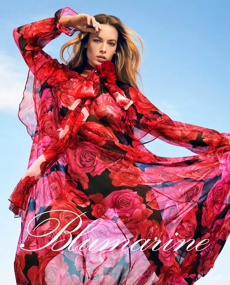 Hannah Ferguson indossa stampe floreali nella campagna Autunno-Inverno 2019 di Blumarine