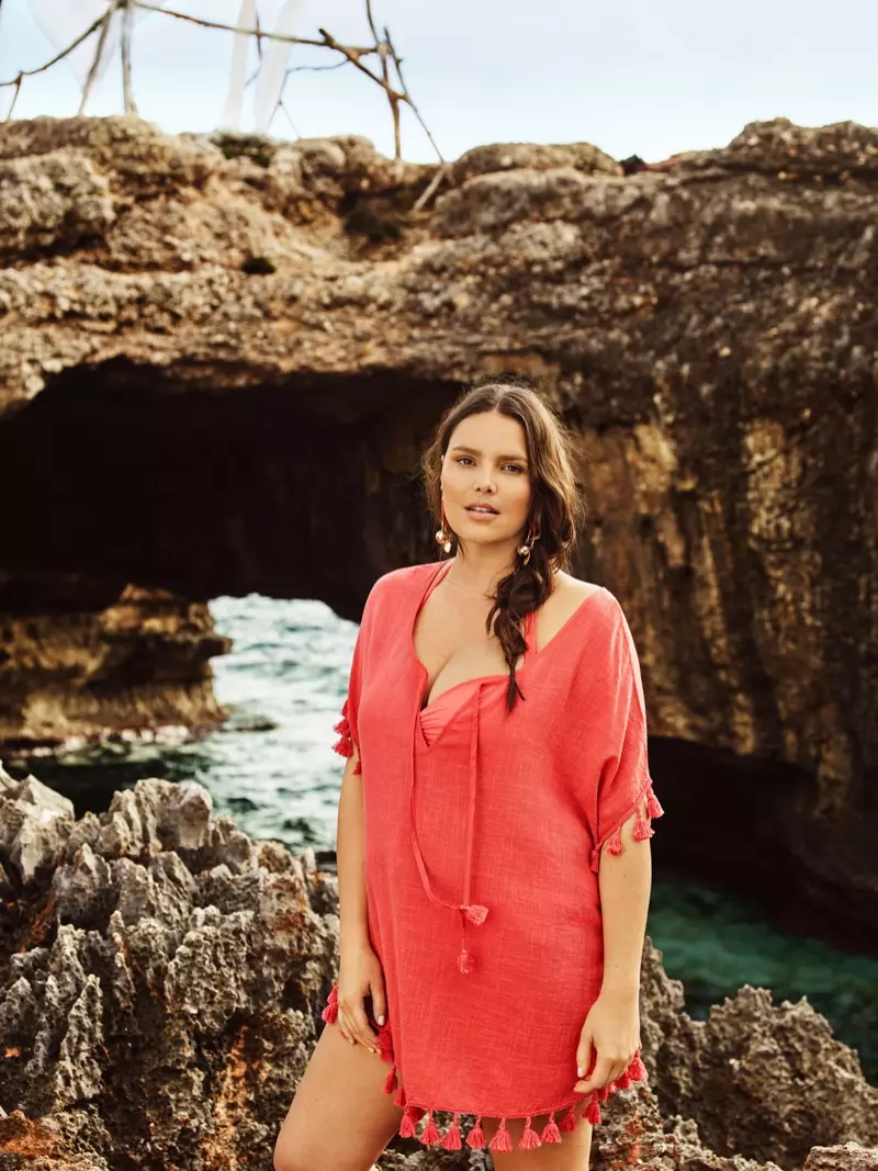 Violeta by Mango apresenta uma cobertura de praia de coral com enfeite de borla