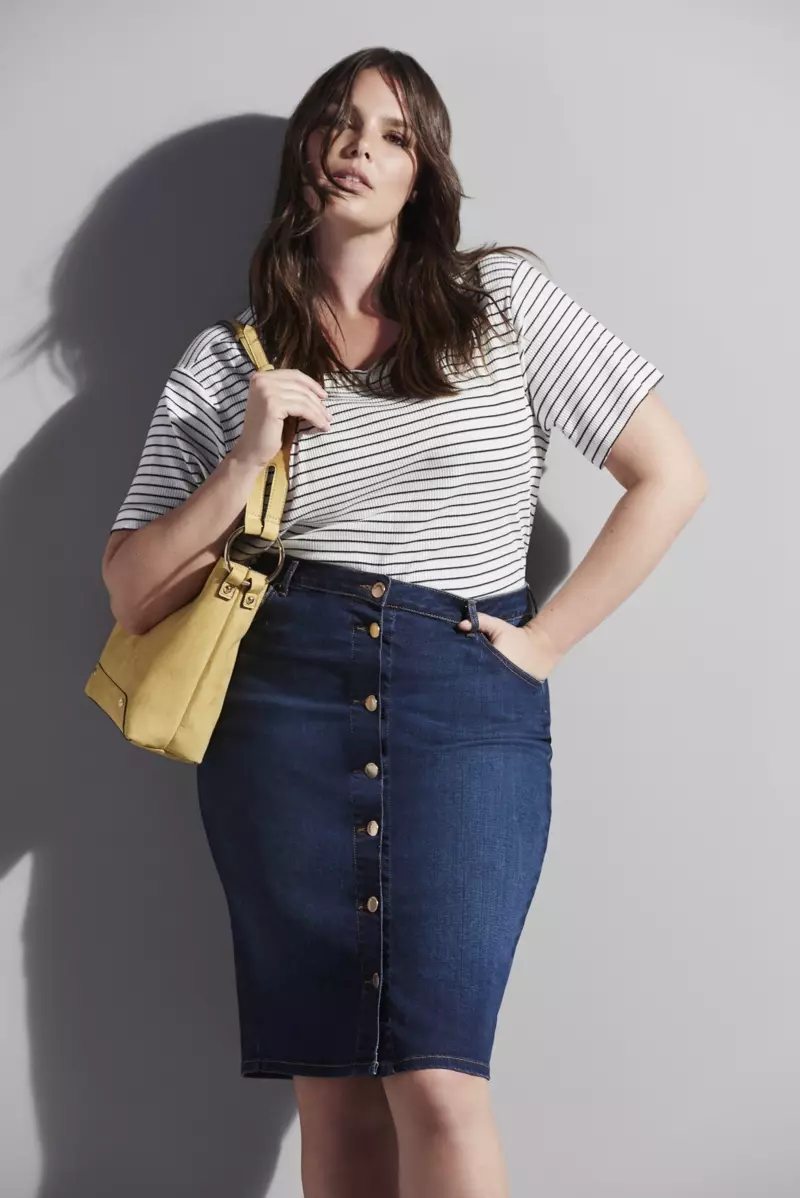 Yees duab rau River Island lub curvy collection, Candice Huffine qauv ib lub tsho t-shirt thiab denim tiab nrog cov nyees khawm