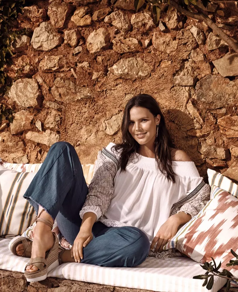 Candice Huffine ripozas en eksterŝultra supro kaj denim ĝinzo