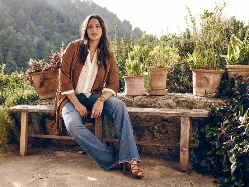 Candice devient décontractée dans une veste à franges marron, une chemise blanche et un jean