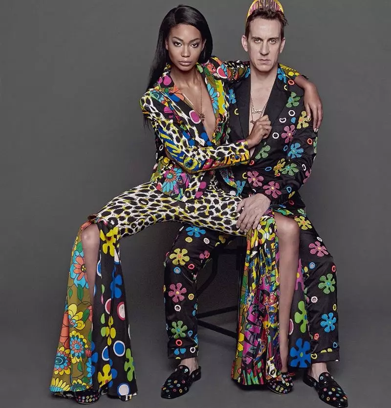 Modelka Chanel Iman i projektant Jeremy Scott pozują w spodniach z kolekcji Moschino Resort 2017