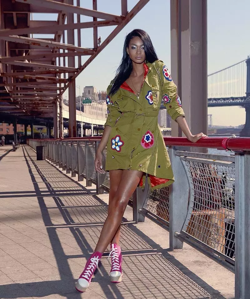 Chanel Iman nosi kaki jakno s cvetličnimi okraski znamke Moschino