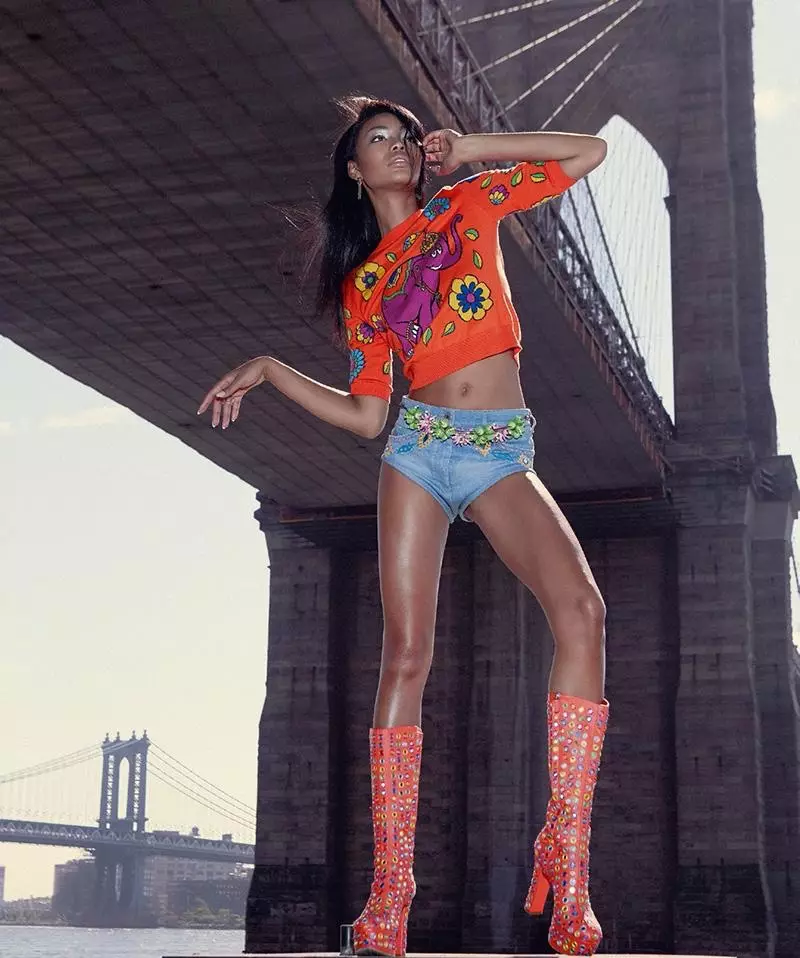 Ang mga modelo ng Chanel Iman ay Moschino cropped sweater, maong shorts at platform boots