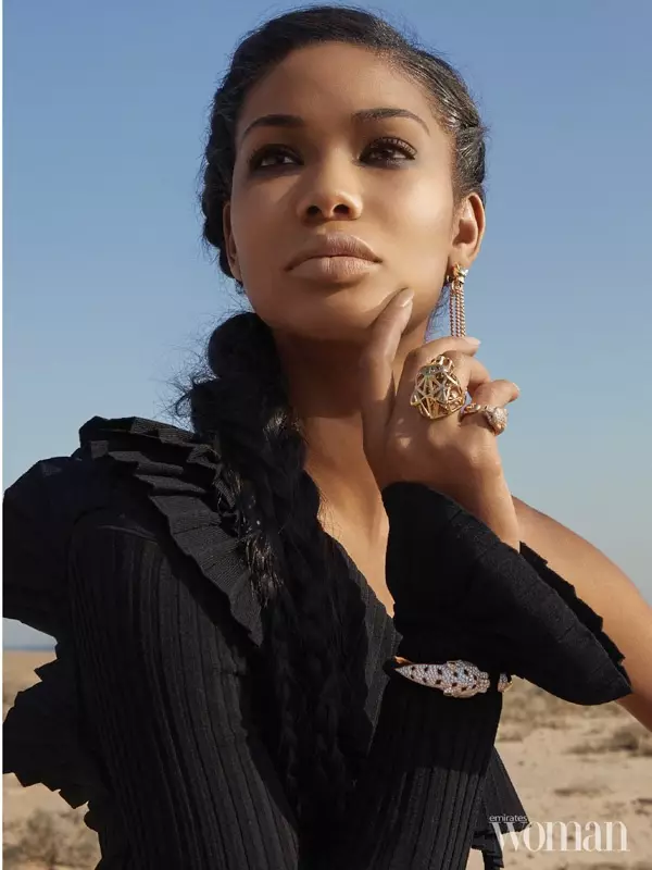 Modelka Chanel Iman ma na sobie top z falbanami