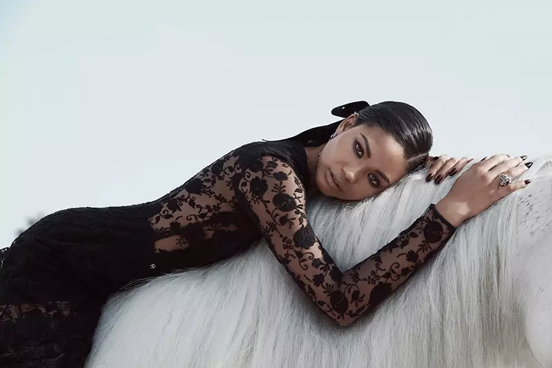 Chanel-Iman-Harpers-Bazaar-Arabia-Nëntor-2015-Cover-Photoshoot08