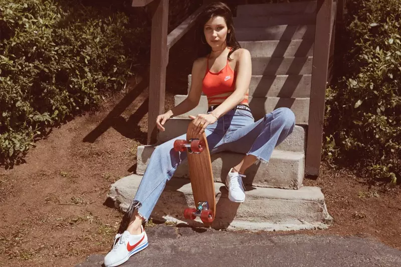 Bella Hadid fetu i le tauvaga Nike Cortez