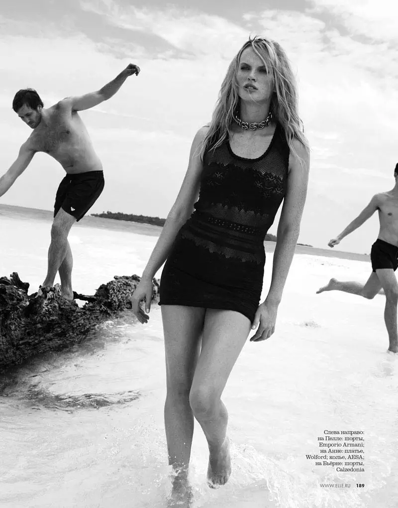 Anne Vyalitsyna 为 Elle Russia 设计的单色泳装，由 Asa Tallgard 设计