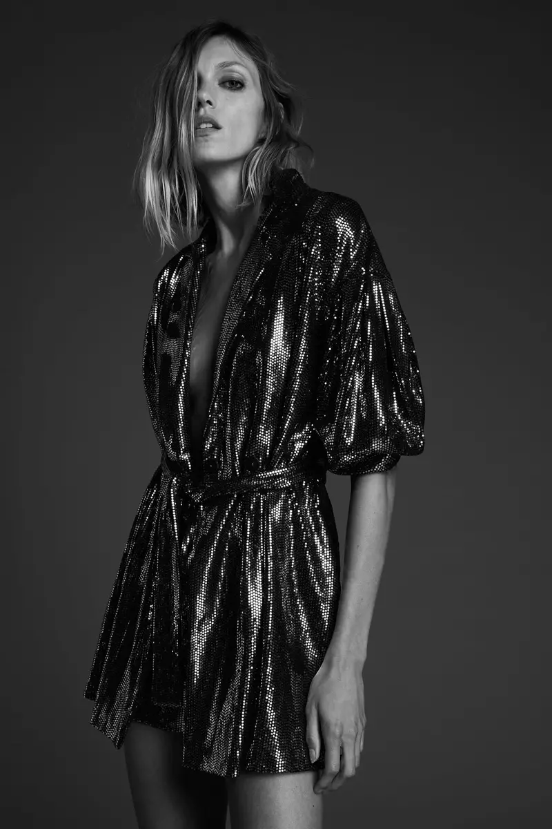 Anja Rubik posa com um macacão brilhante com cinto da Zara.