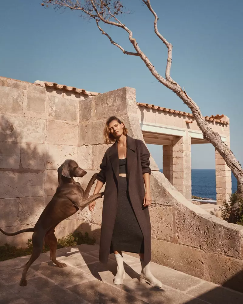 Poserer med en hund, Malgosia Bela modellerer Mango efterårskollektion 2020.