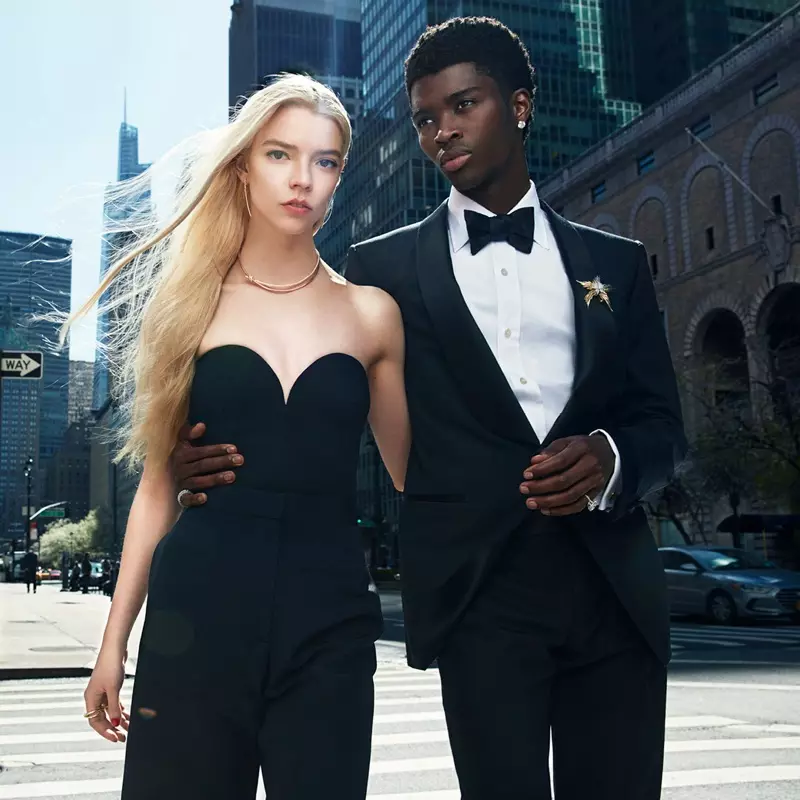 Herečka Anya Taylor-Joy a model Alton Mason předvádějí kampaň Tiffany & Co. Knot Your Typical City.