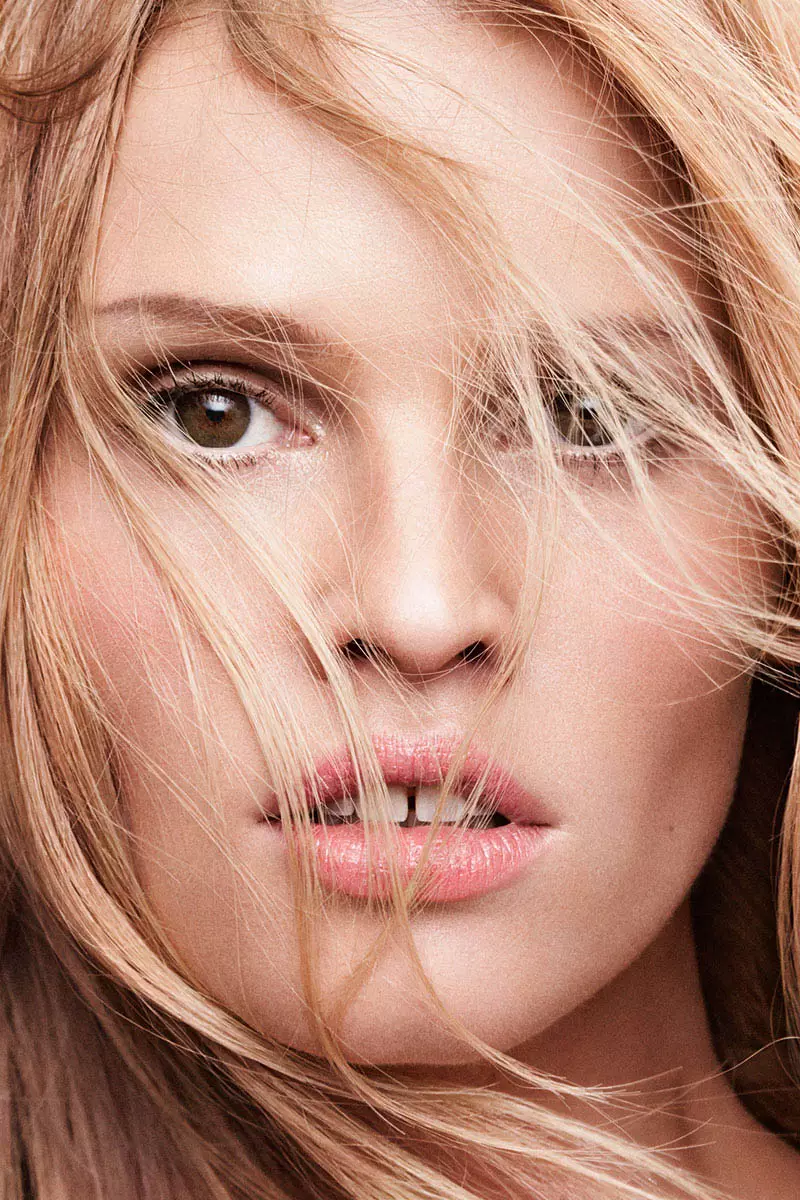 Lara Stone 報導 Harper's Bazaar，開啟 2009 年的 Rehab Stay