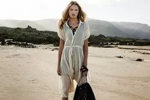 Romee Strijd 是 Stradivarius 2015 年春季广告中的波西米亚宝贝