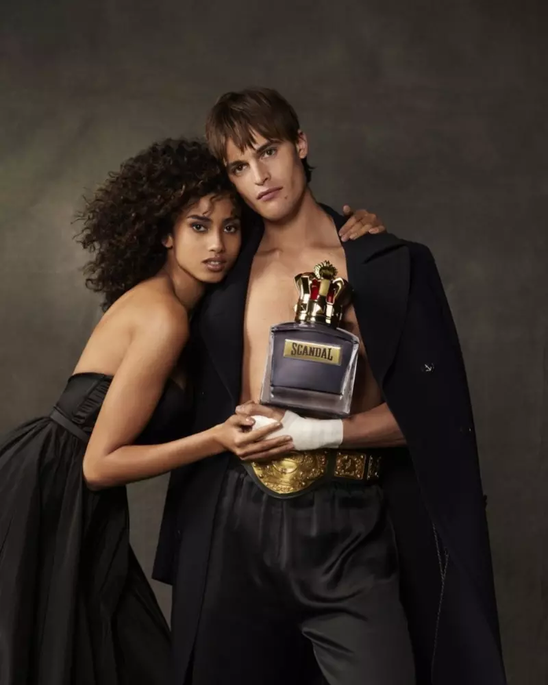 Sina Imaan Hammam at Parker van Noord ay nag-pose para sa Jean Paul Gaultier Scandal fragrance shoot.