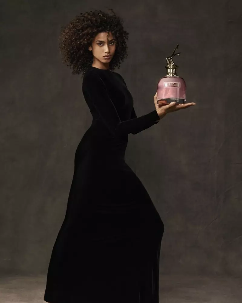 模特 Imaan Hammam 与 Jean Paul Gaultier Scandal 香水瓶合影。