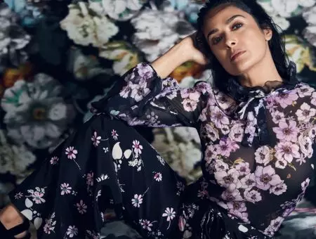 Salma Hayek Poses ing Dreamy Florals kanggo Suntingan