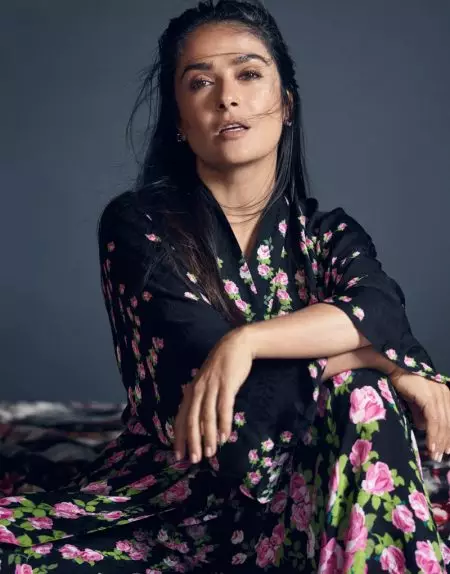 Salma Hayek, The Edit için Dreamy Florals'ta Poz Veriyor