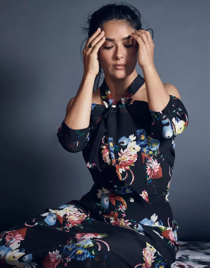 Facendo alarde de ombreiros, Salma Hayek posa cun vestido de estampado floral Erdem