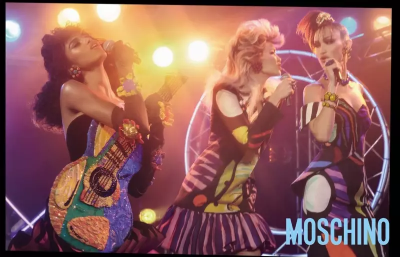 Moschino קריייץ אַ שטיין באַנד פֿאַר פרילינג-זומער 2020 קאַמפּיין