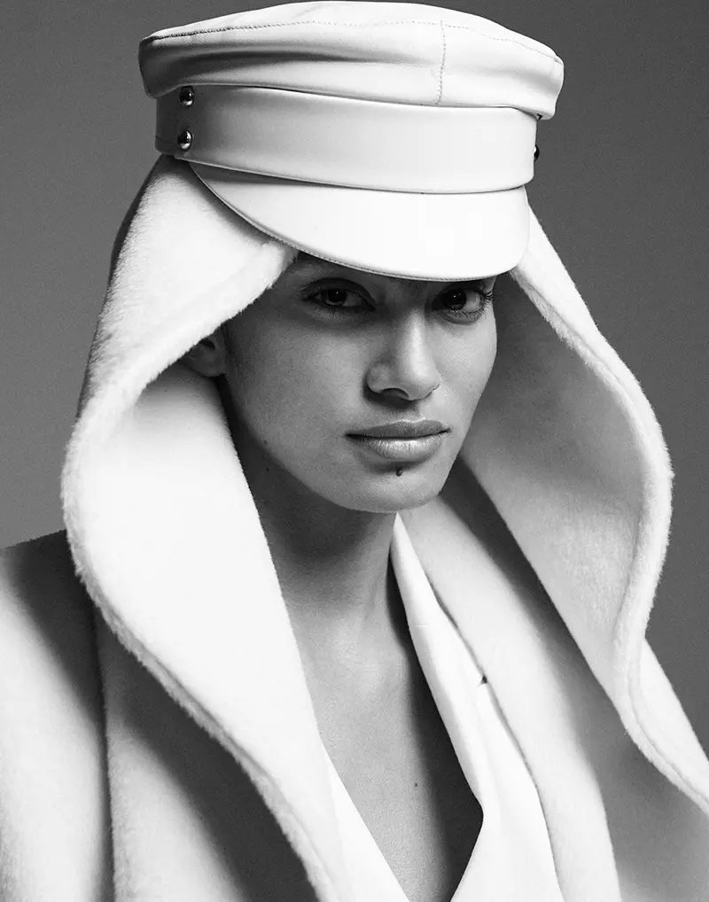 Antonella Delgado tạo dáng trong mùa mới tìm kiếm trên tạp chí Vogue Arabia