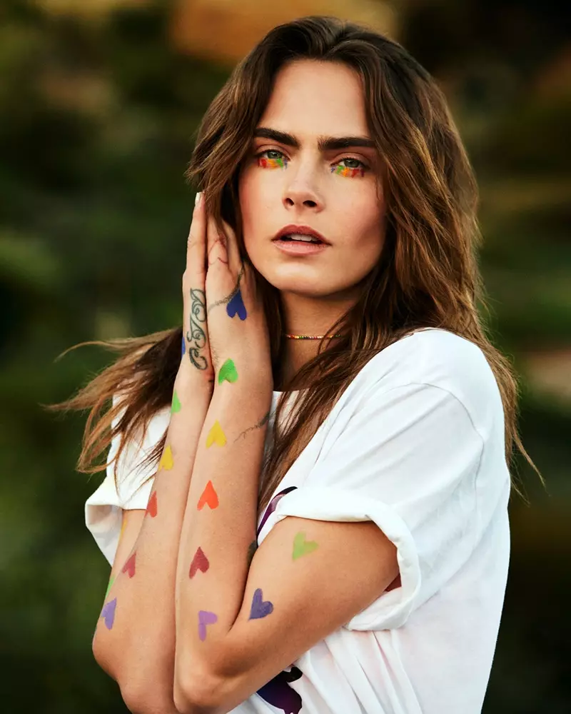 Cara Delevingne muestra detalles de corazones de arcoíris para la campaña PUMA Pride 2021.