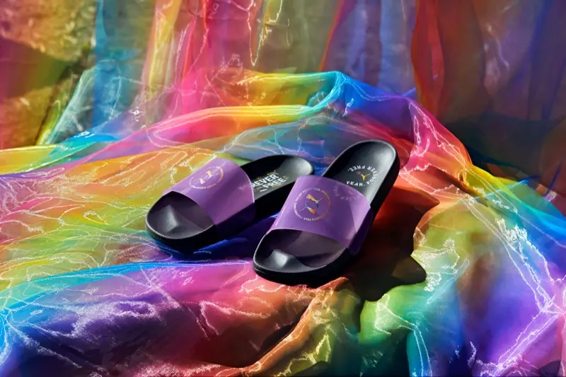 Purple nga mga slide gikan sa PUMA's Forever Free Pride Collection.