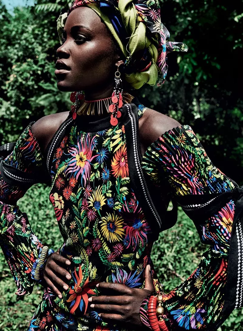 Lupita Nyong'o színésznő 3.1-es Phillip Lim ruhát visel Walt Cassidy Studio ékszerekkel