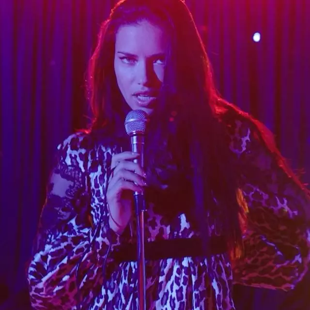 Adriana Lima in Marc Jacobs per il remake di Vogue del video musicale Freedom di George Michael.