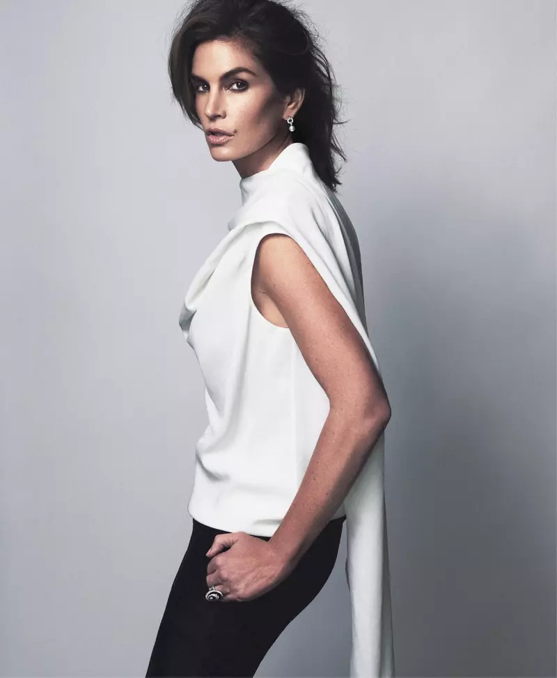 Cindy Crawford supermodeloak Xavi Gordorentzat harritu du Bazaar Russia Shoot-en