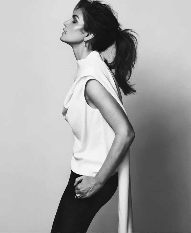 Supermodel Cindy Crawford stuns foar Xavi Gordo yn Bazaar Ruslân Shoot