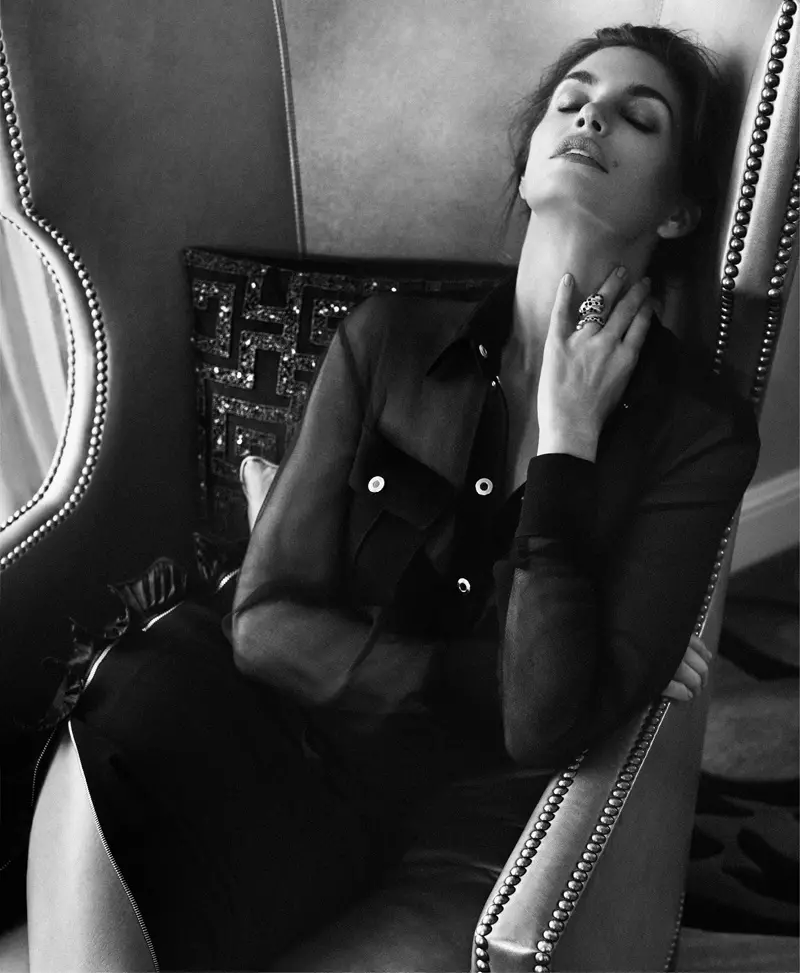 I-Supermodel Cindy Crawford Stuns ka-Xavi Gordo e-Bazaar Russia Shoot