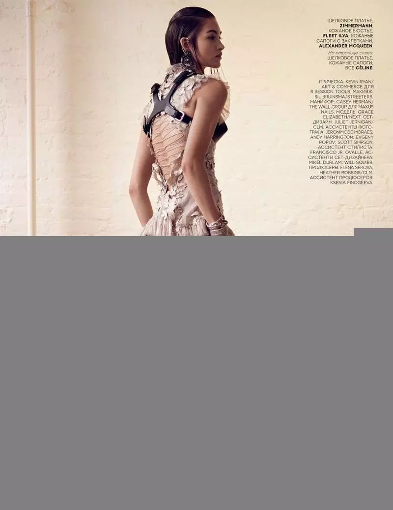 Grace Elizabeth modeluje šaty Zimmermann s postrojem Alexander McQueen a kozačkami