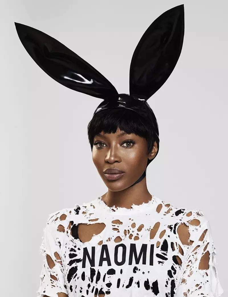 Si Naomi Campbell nagsul-ob ug rabbit ear headpiece gikan sa Atsuko Kudo nga adunay custom nga t-shirt ug bra ni Dolce & Gabbana