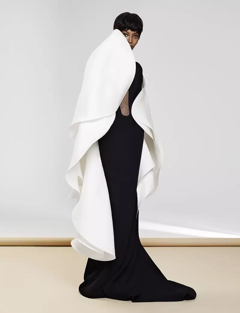 Naomi Campbell tainnuttaa Stephane Rolland Haute Couture -puvussa