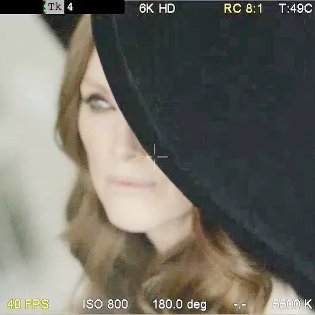 julianne-moore-loreal-bts-grianghraif05