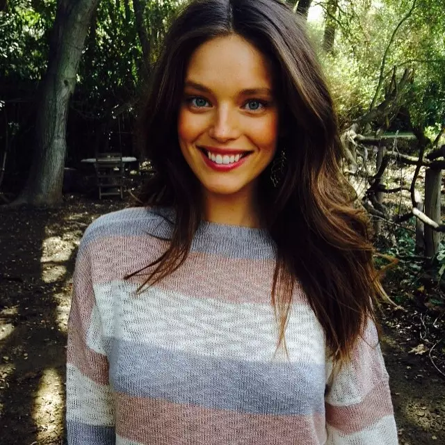 Mae Emily DiDonato yn fflachio gwên