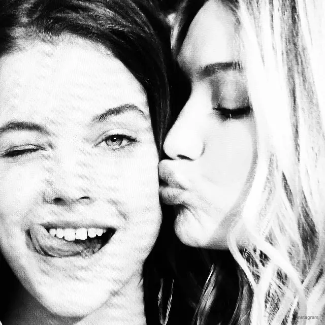 Barbara Palvin & Gigi Hadid suna kallon suna jin daɗi