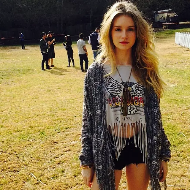 Mae Lottie Moss yn edrych yn boho chic