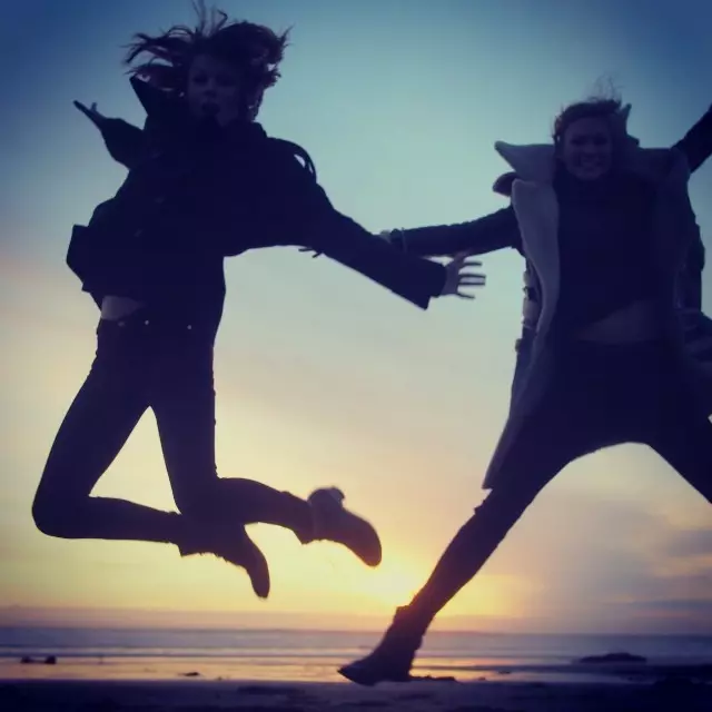 BFFs Karlie Kloss & Taylor Swift Fata Urugendo rwo muri Californiya