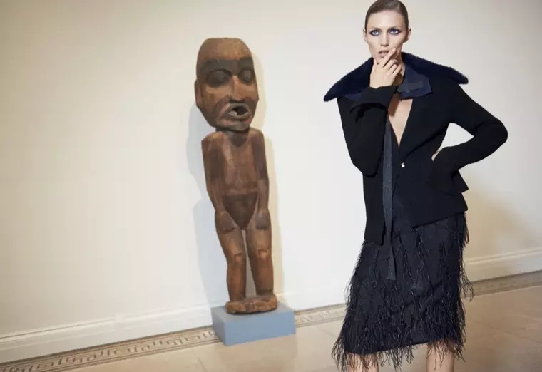 Anja Rubik pozas en la Broklina Muzeo portante Jason Wu-sveteron kaj jupon