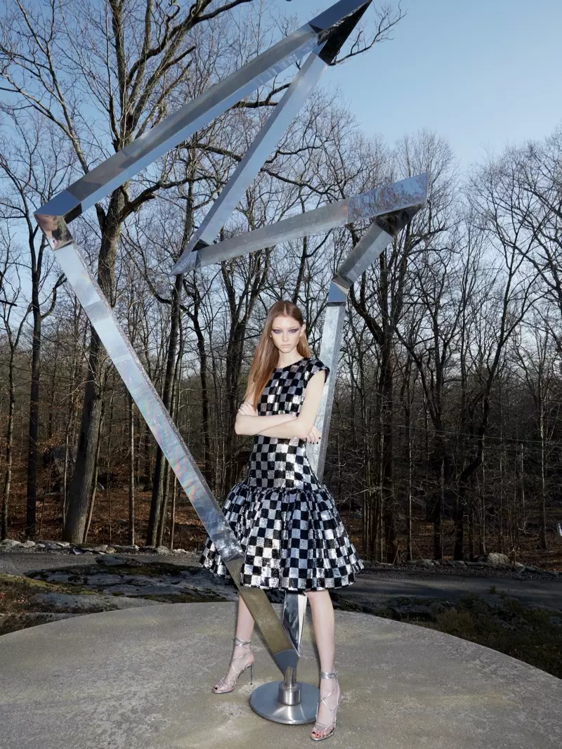 Sara Grace Wallerstedt pose dans les collections de printemps pour Bergdorf Goodman