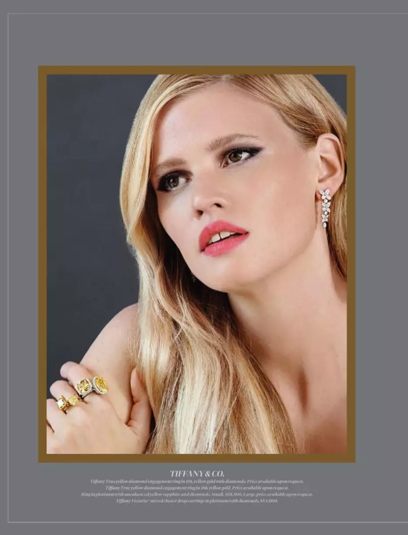 Lara Stone modella look da donna per Holt Renfrew Magazine