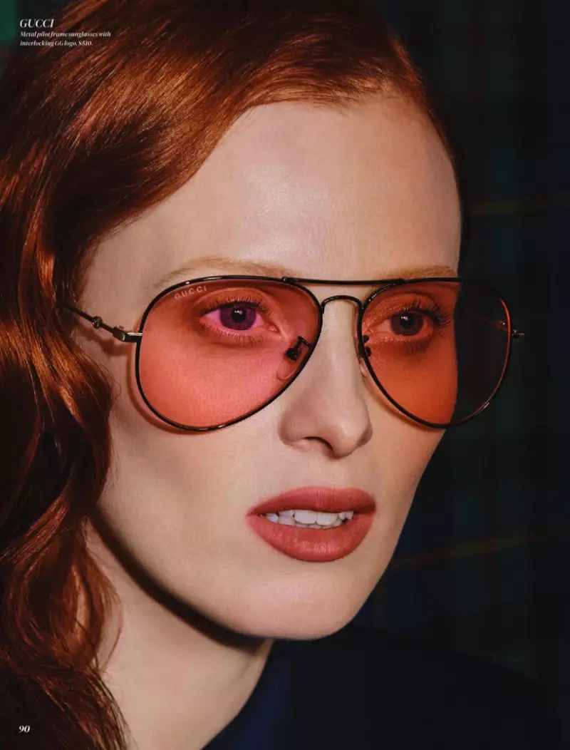 Karen Elson Holt Renfrew Magazine üçün mükəmməl görünüşlər geyinir