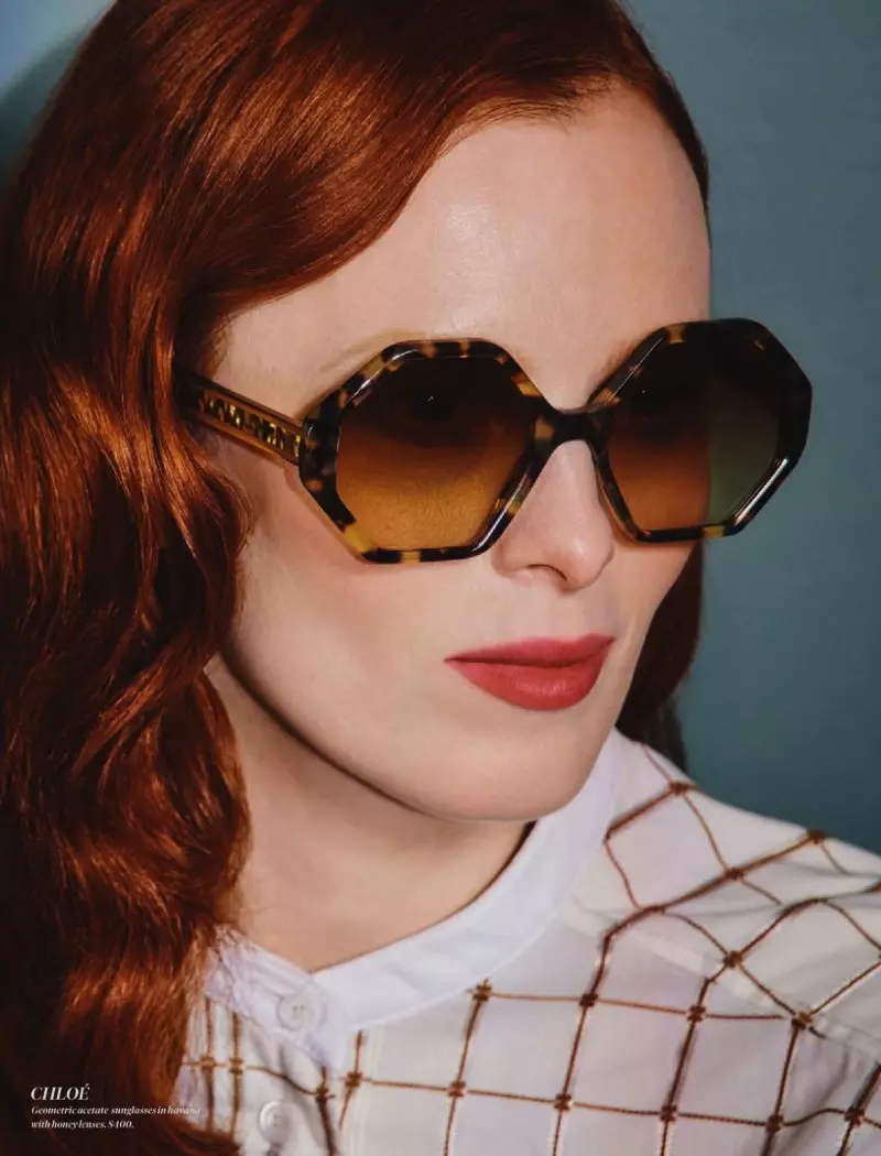 Karen Elson Holt Renfrew Magazine üçün mükəmməl görünüşlər geyinir