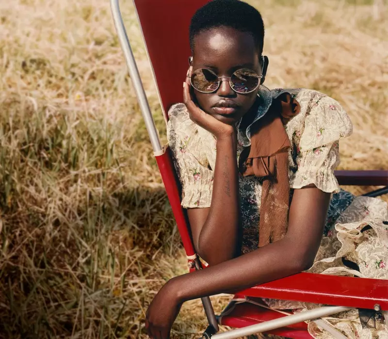 Le mannequin Adut Akech pose pour la campagne Miu Miu automne-hiver 2019