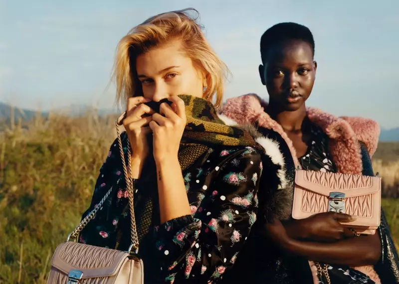 Modellerne Hailey Baldwin og Adut Akech står foran Miu Miu efterår-vinter 2019-kampagne