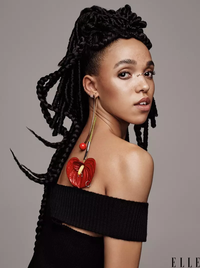 FKA Twigs дар аксбардорӣ мӯйҳои бофташударо нишон медиҳад