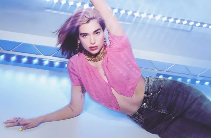 Singer Dua Lipa poses rau Pepe Jeans caij nplooj ntoos hlav-lub caij ntuj sov 2020 kev sib koom tes kev sib tw