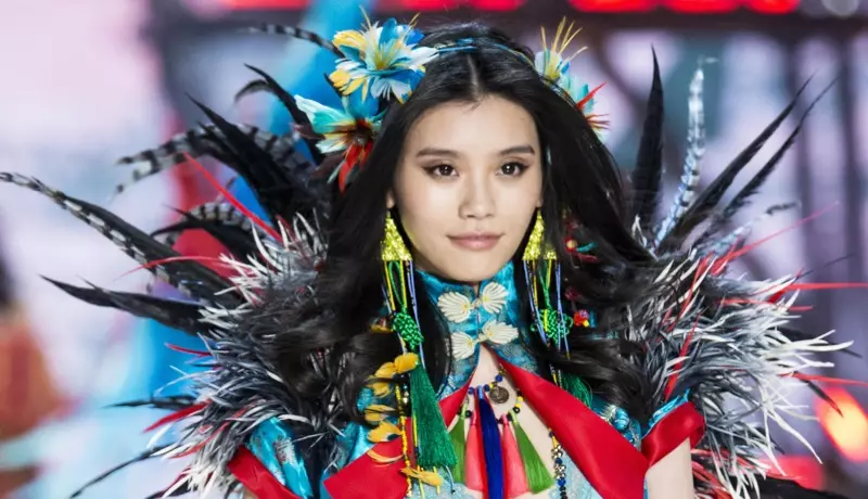 Si Ming Xi milakaw sa 2016 Victoria's Secret Fashion Show. Litrato: fashionstock / Mga Litrato sa Pagdeposito