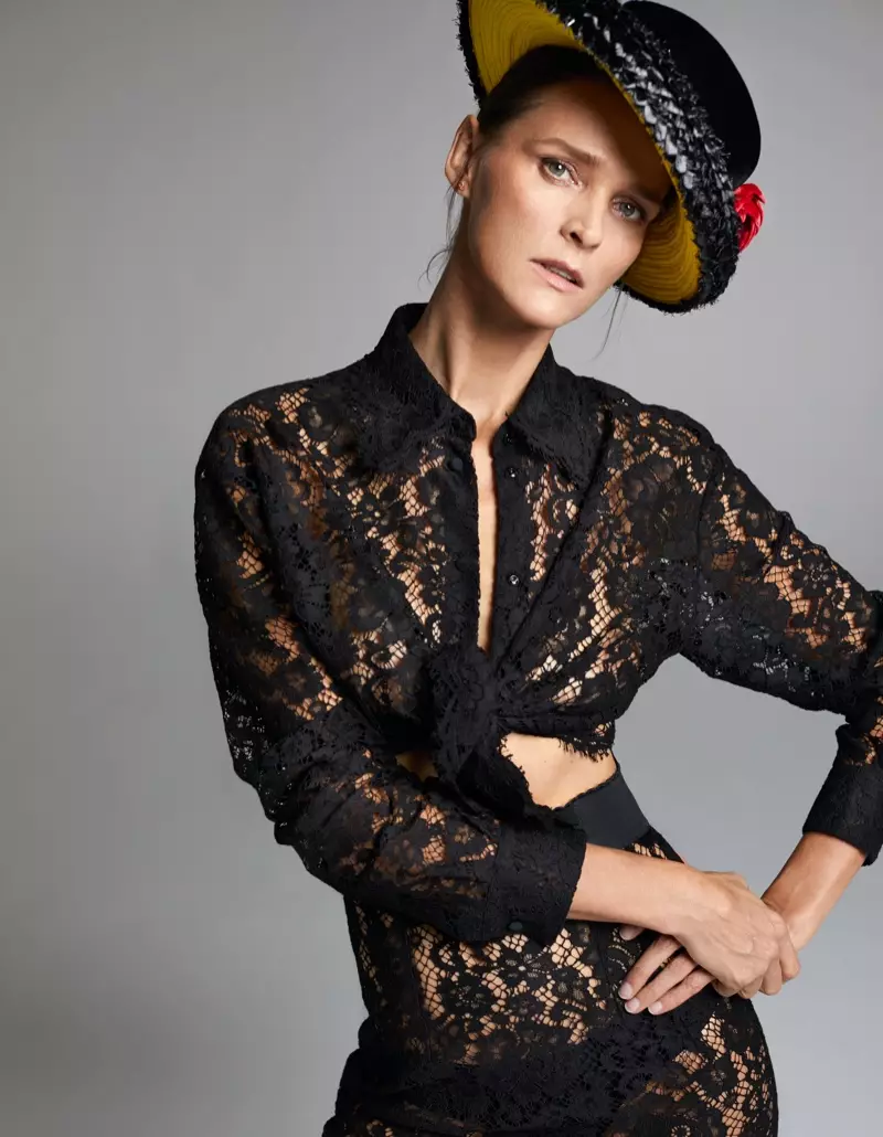 Carmen Kass modela estils de declaració per a Harper's Bazaar Espanya